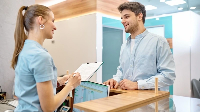 ZFA an Rezeption mit Patient – Online-Seminar Termin- und Patientenmanagement Zahnarztpraxis | Spitta Akademie