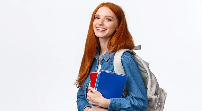 Lachende Schülerin mit Rucksack und Heften – Online-Kurs ZFA-Prüfungstraining praktische Abschlussprüfung | Spitta Akademie