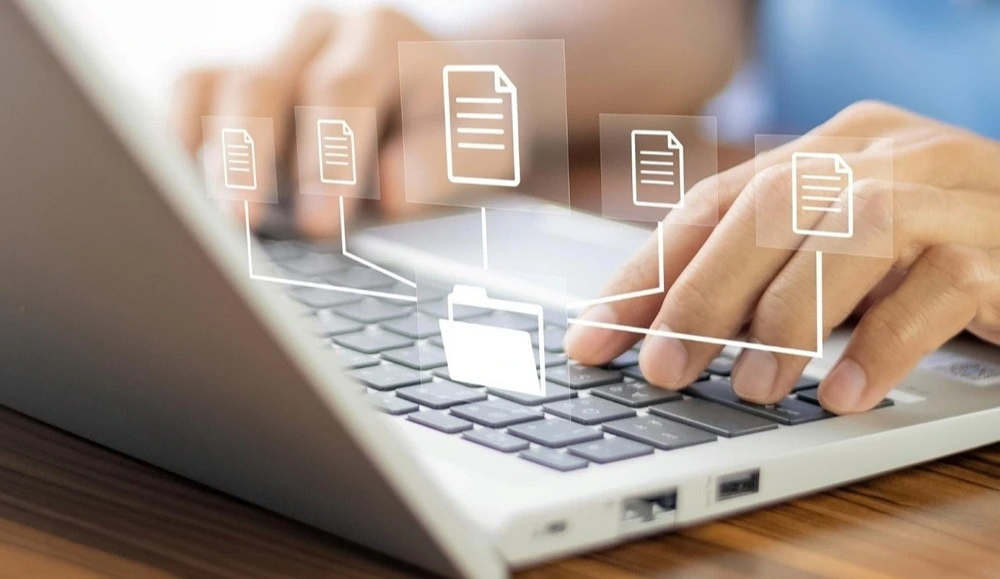 Digitale Dokumentenverwaltung am Laptop – Online-Seminar elektronische Patientenakte ePA | Spitta Akademie