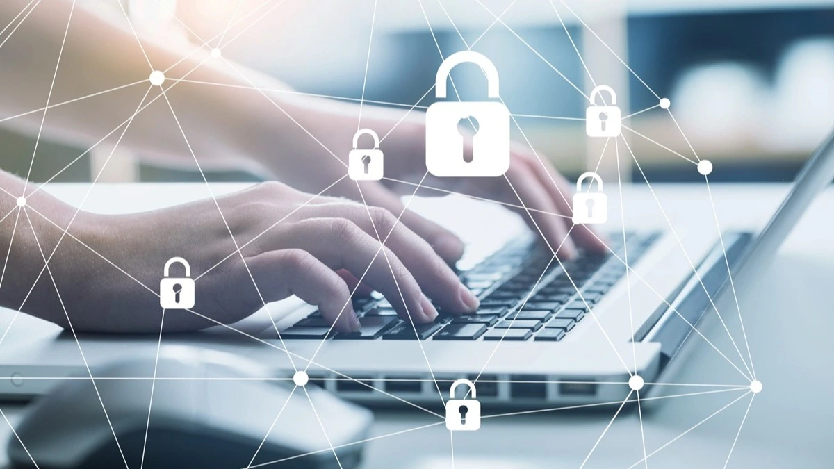 Laptop mit IT-Sicherheits-Icons – Online-Seminar Cybersicherheit in der Zahnarztpraxis | Spitta Akademie