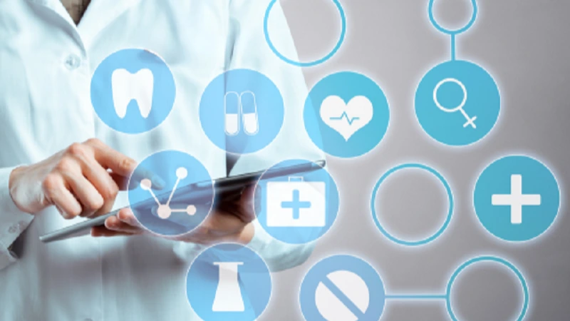 Ärztin im Kittel bedient Tablet mit digitalen Medizin-Icons – Online-Kurs Praxismanagement kompakt Zahnarztpraxis | Spitta Akademie