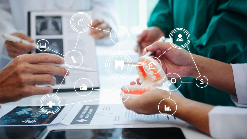 Zahnarztteam bespricht Kiefermodell mit digitalen Prozess-Icons – Online-Kurs Prozessmanagement in der Zahnarztpraxis | Spitta Akademie
