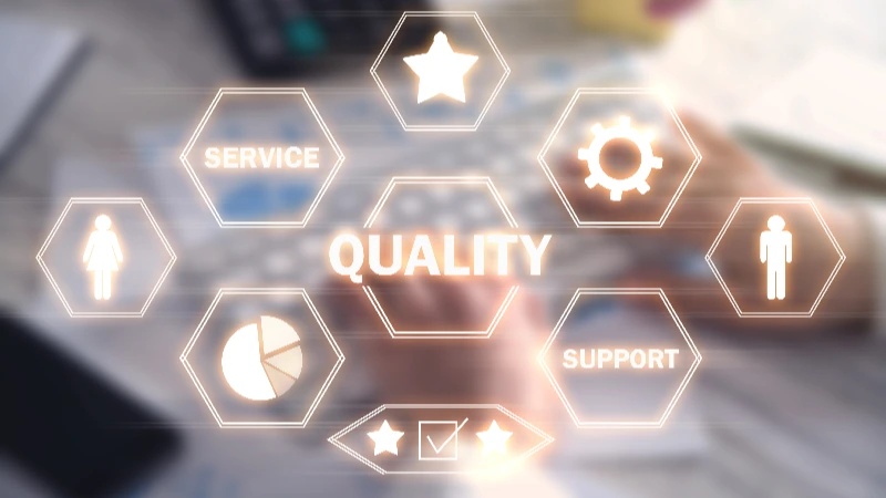 Hand tippt auf Tastatur mit digitalen Quality-Service-Support-Icons – Online-Kurs Qualitätsentwicklung in der Zahnarztpraxis | Spitta Akademie