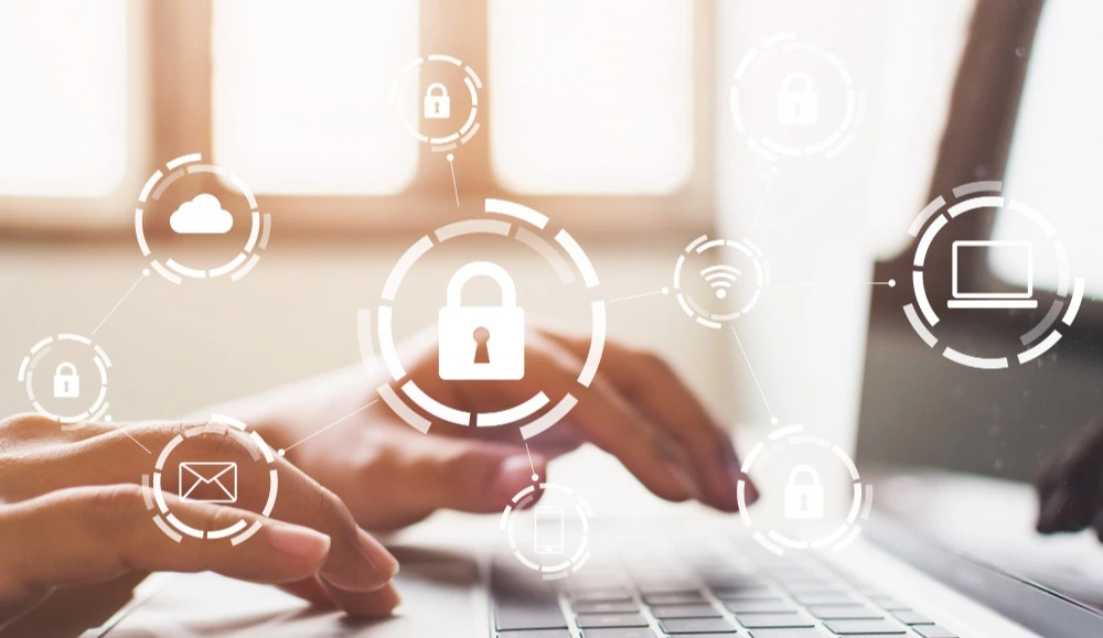 Hände tippen auf Laptop mit digitalen Schloss- und Sicherheits-Icons – Online-Kurs Datenschutz und Schweigepflicht für Labore | Spitta Akademie