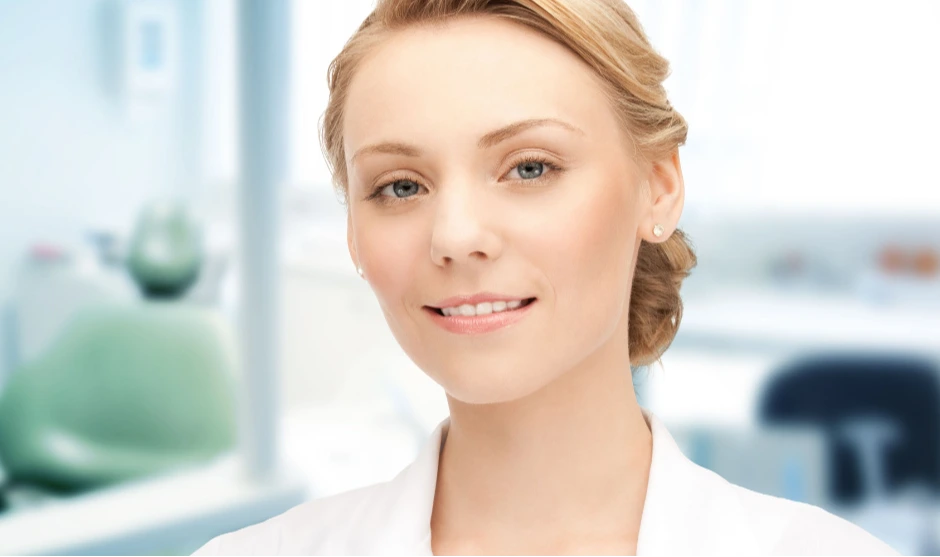 ZFA in weißem Kittel im Praxisflur – Infoveranstaltung Online-Lehrgang Prophylaxemanager dental IHK | Spitta Akademie