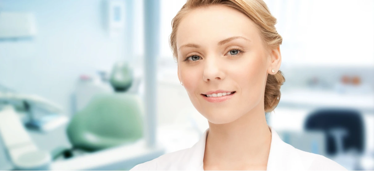 ZFA in weißem Kittel im Praxisflur – Infoveranstaltung Online-Lehrgang Prophylaxemanager dental IHK | Spitta Akademie