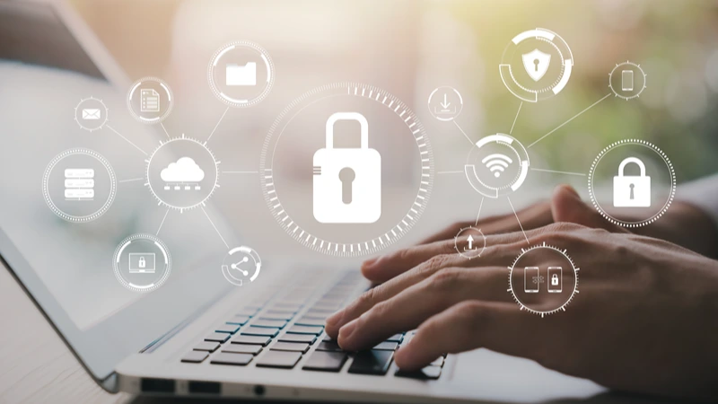 Laptop mit IT-Sicherheits-Icons – Online-Seminar Cybersicherheit in der Zahnarztpraxis | Spitta Akademie