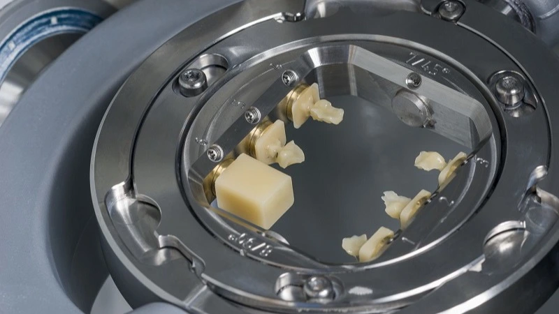 CAD/CAM-Fräsmaschine mit Zahnersatz-Rohlingen – Seminar zahntechnische Abrechnung CAD/CAM und 3D-Druck | Spitta Akademie
