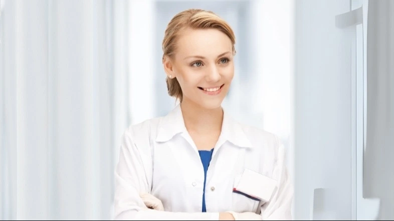 ZFA in weißem Kittel im Praxisflur – Infoveranstaltung Online-Lehrgang Prophylaxemanager dental IHK | Spitta Akademie
