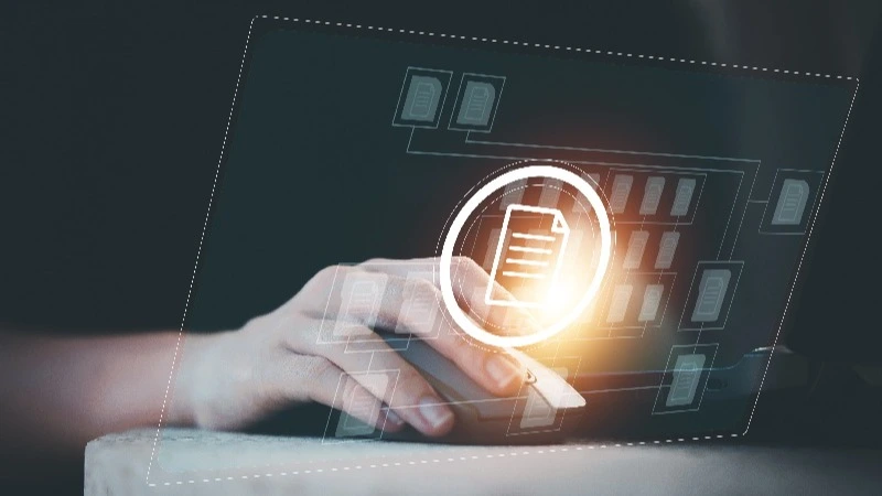 Hand tippt auf digitalem Interface mit leuchtendem Dokumenten-Symbol – Online-Kurs digitale Dokumentation in der Zahnarztpraxis | Spitta Akademie