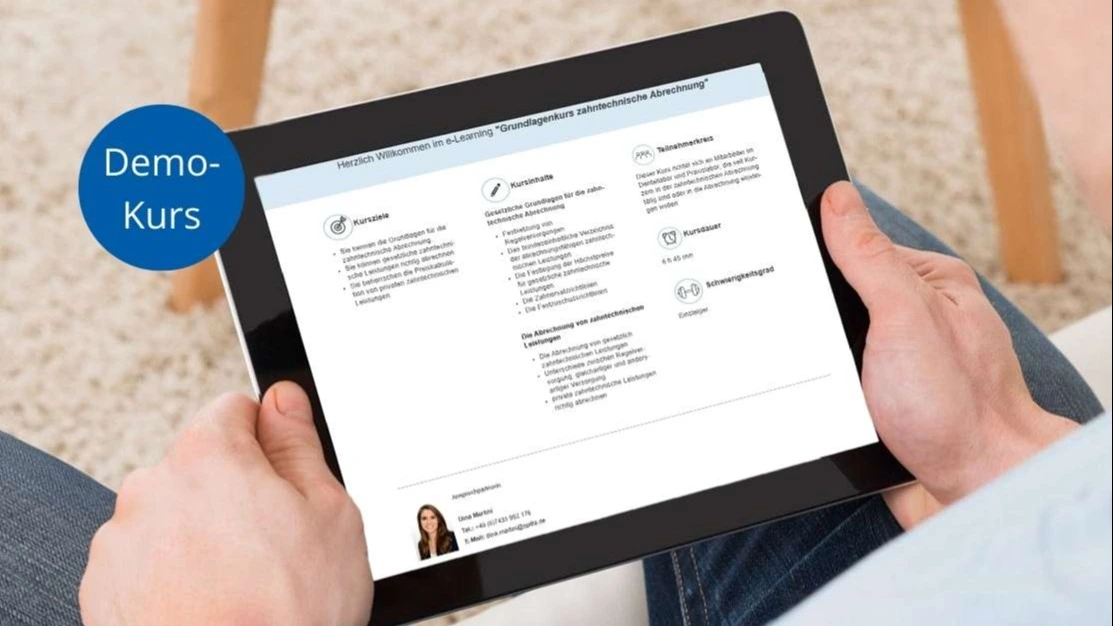 Person hält Tablet mit Demo-Kurs zahntechnische Abrechnung – Demo-Kurs Grundlagenkurs zahntechnische Abrechnung BEL BEB | Spitta Akademie