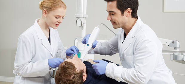 Arbeiten mit dem Intra-Oral-Scanner - Möglichkeiten und Nutzen des i500 von Medit Arbeiten mit dem Intra-Oral-Scanner - Möglichkeiten und Nutzen des i500 von Medit